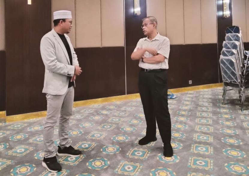 Ketum PP Muhammadiyah, Haedar Nashir (kanan) meninjau SM Tower and Convention yang merupakan hotel pertama Muhammadiyah di Kota Yogyakarta, Rabu (21/6/2023).