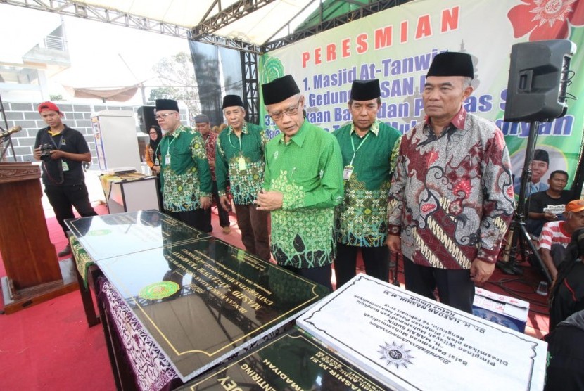 Ketum PP Muhammadiyah Haedar Nashir sedang meresmikan Masjid H Abdul Karim Oey di Bengkulu, Kamis (14/2)