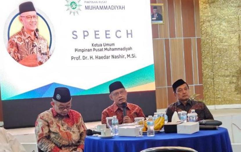 Ketum PP Muhammadiyah (tengah) Prof Haedar Nasir didampingi Sekjen Prof Abdul Muti dalam Media Gathering di PP Muhammadiyah, Kamis (28/12/2023). 