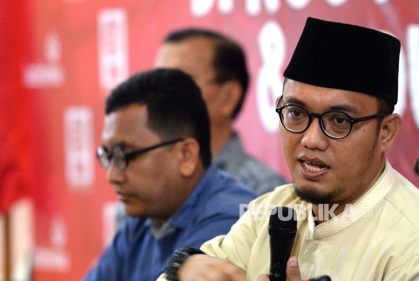 Ketum PP Pemuda Muhammadiyah Dahnil Azhar (kanan) memberikan paparan saat diskusi Madrasah Anti Korupsi PP Muhammadiyah di Jakarta, Kamis (25/8). 