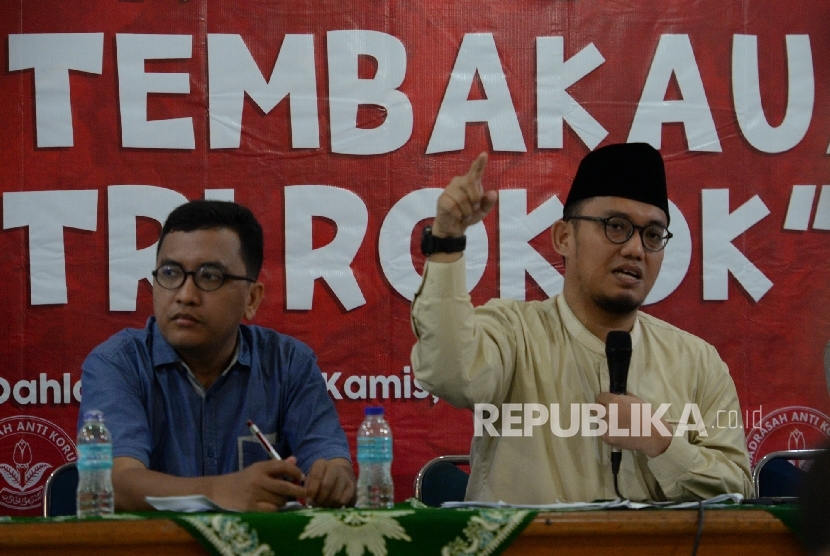 Ketum PP Pemuda Muhammadiyah Dahnil Azhar (tengah) bersama Moderator Abdul Rahman Syahputra saat diskusi Madrasah Anti Korupsi PP Muhammadiyah di Jakarta, Kamis (25/8).