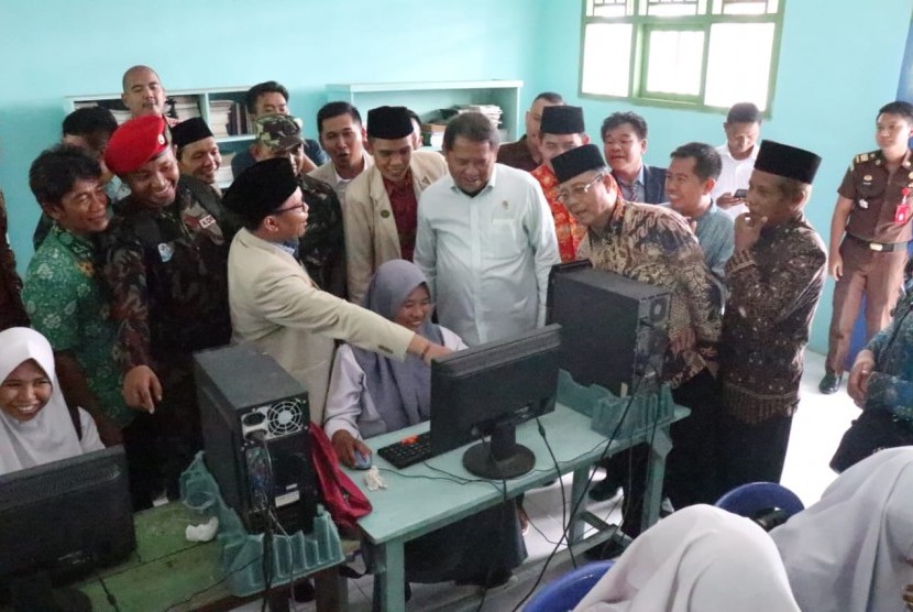 Ketum PP Pemuda Muhammadiyah Sunanto dan Menkominfo Rudiantara menyaksikan siswa SMA Muhammadiyah 1 Tais di Kabupaten Seluma, Bengkulu menggunakan jaringan internet yang baru dibuka aksesnya, Kamis (14/2).