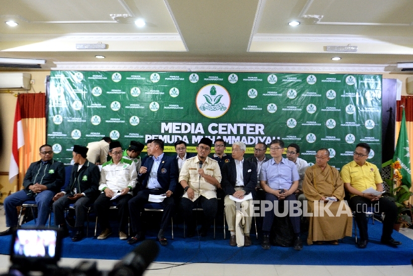 Ketum PP Pemuda Muhammdiyah Dahnil Anzar Simanjuntak (tengah) bersama tokoh pemuda lintas agama memberikan pernyataan sikap terhadap diskriminasi dan genosida Etnis Rohingya di Gedung PP Muhammadiyah, Jakarta, Selasa (5/9).