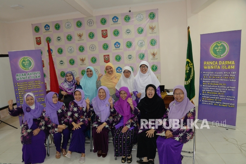 Ketum PP Wanita Islam (WI) Atifah Thaha (duduk ketiga kiri)) beserta pengurus pusat Wanita islam (WI) berfoto bersama seusai memberikan keterangan kepada wartawan tentang Muktamar XI Wanita Islam, Jakarta, Senin (31/10). 