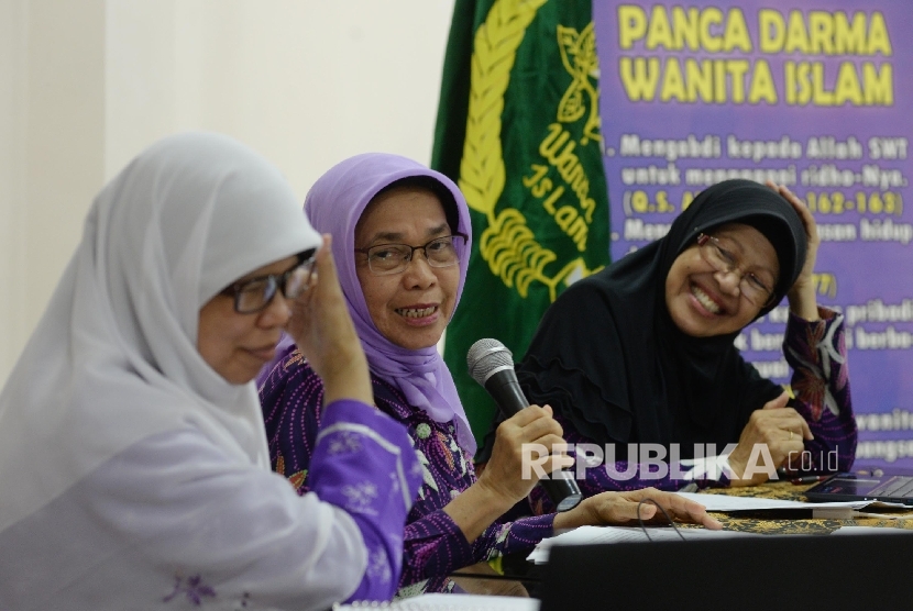 Ketum PP Wanita Islam (WI) Atifah Thaha (tengah), Ketua II PP Wanita Islam (WI) Siti Maryam Ahmad (kanan), dan Ketua Bidang Organisasi dan Kader PP Wanita Islam (WI) Marfuah menggelar konferensi pers tentang Muktamar XI Wanita Islam, Jakarta, Senin (31/10)