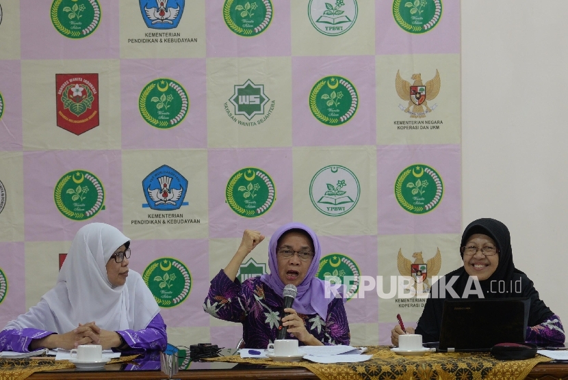 Ketum PP Wanita Islam (WI) Atifah Thaha (tengah), Ketua II PP Wanita Islam (WI) Siti Maryam Ahmad (kanan), dan Ketua Bidang Organisasi dan Kader PP Wanita Islam (WI) Marfuah menggelar konferensi pers tentang Muktamar XI Wanita Islam, Jakarta, Senin (31/10)