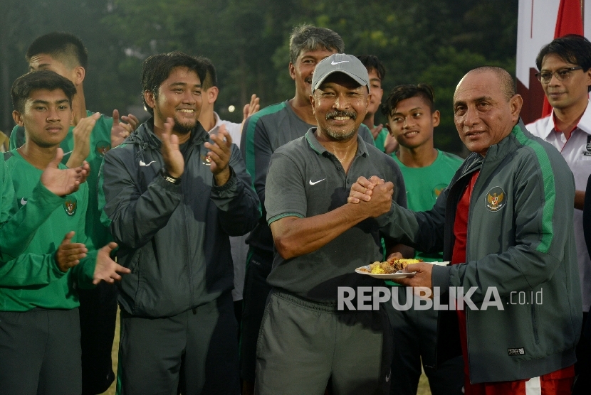 Ketum PSSI Edy Rahmayadi bersalaman dengan pelatih timnas U-16 Fakhri Husaini pada acara pelepasan timnas Indonesia U-16 di Stadion Atang Sutresna, Kompleks Kopassus, Jakarta, Rabu (13/9). 