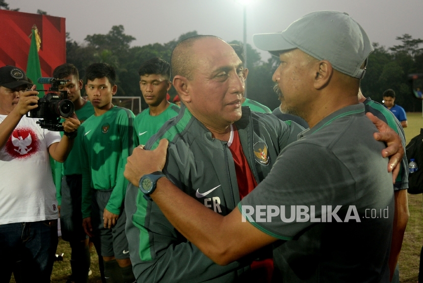 Ketum PSSI Edy Rahmayadi bersalaman dengan pelatih timnas U-16 Fakhri Husaini pada acara pelepasan timnas Indonesia U-16 di Stadion Atang Sutresna, Kompleks Kopassus, Jakarta, Rabu (13/9). 