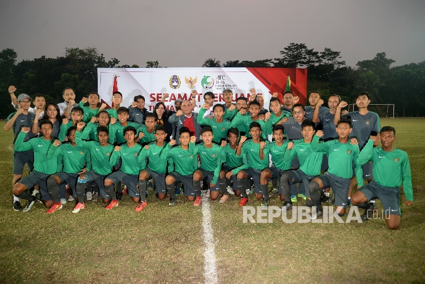 Ketum PSSI Edy Rahmayadi bersama pelatih Fakhri Husaini, pemain U-16 dan official berfoto pada acara pelepasan timnas Indonesia U-16 di Stadion Atang Sutresna, Kompleks Kopassus, Jakarta, Rabu (13/9). 