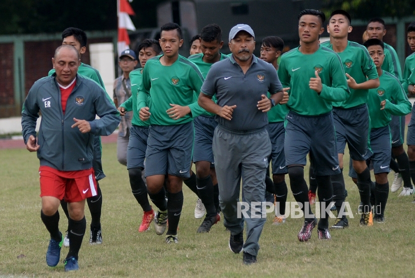 Ketum PSSI Edy Rahmayadi bersama pelatih timnas U-16 Fakhri Husaini dan pemain U-16 melakukan pemanasan sebelum acara pelepasan timnas Indonesia U-16 di Stadion Atang Sutresna, Kompleks Kopassus, Jakarta, Rabu (13/9).