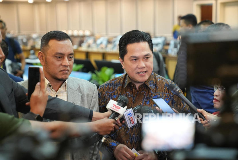 Ketum PSSI Erick Thohir berbicara pada pers usai rapat bersama Komisi 13 DPR terkait naturalisasi dua pemain baru, Selasa (26/8/2025).