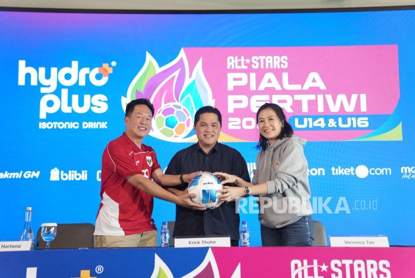 Ketum PSSI Erick Thohir saat peresmian Piala Pertiwi