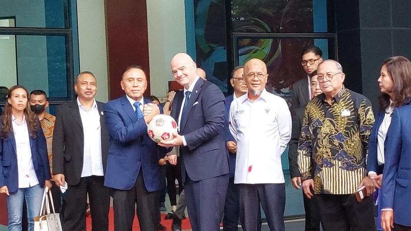 Ketum PSSI Mochamad Iriawan berpose dengan Presiden FIFA Gianni Infantino di Kantor PSSI, GBK Arena, Jakarta, Selasa (18/10/2022). 