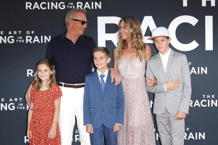 Kevin Costner mengaku karantina kian memperkuat kehangatan keluarganya (Foto: Kevin Costner bersama istri dan ketiga anaknya)