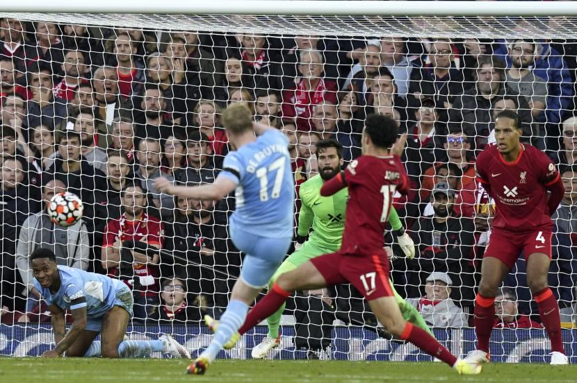 Kevin De Bruyne (C-L) dari Manchester City mencetak gol penyeimbang 2-2 melawan kiper Liverpool Alisson (belakang C) selama pertandingan sepak bola Liga Premier Inggris antara Liverpool FC dan Manchester City di Liverpool, Inggris, 03 Oktober 2021.