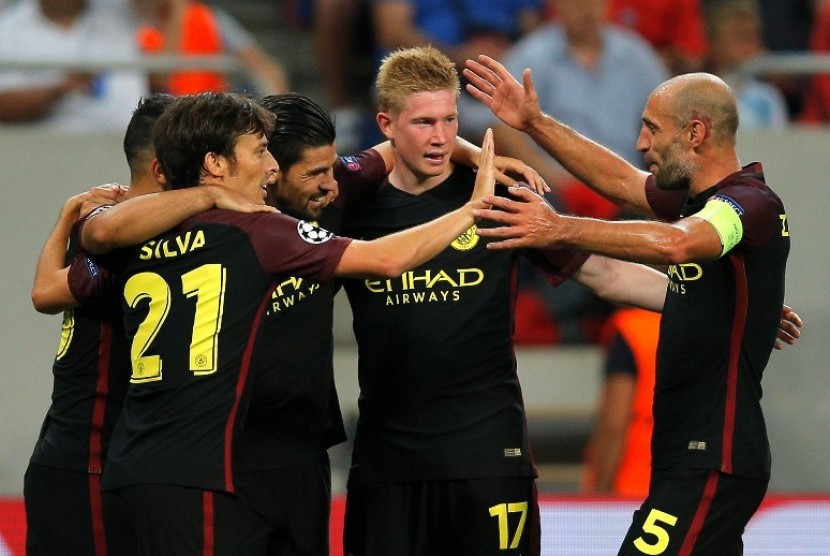 Kevin De Bruyne (kedua kanan) saat merayakan gol Nolito bersama para pemain Manchester City.