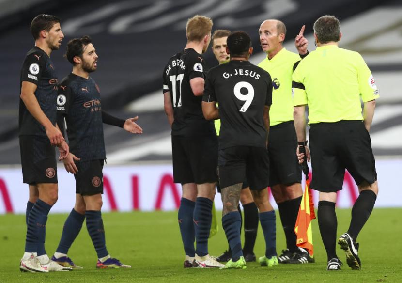 Kevin De Bruyne (tengah) bersama para pemain Manchester City bertanya dan memprotes keputusan wasit Mike Dean yang menganulir gol Aymeric Laporte karena handball Gabriel Jesus yang memberikan umpan.