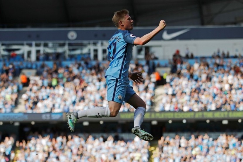 Kevin De Bruyne 'terbang' merayakan golnya ke gawang Bournemouth.