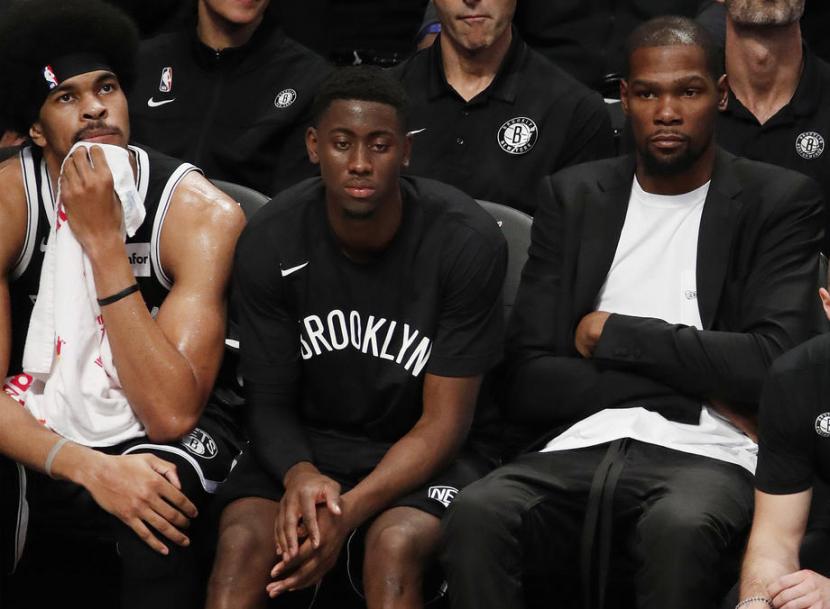 Kevin Durant (kanan) bersama rekan-rekannya di Brooklyn Nets.
