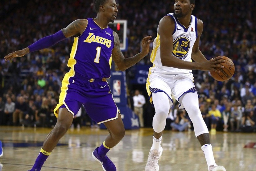 Kevin Durant (kanan) saat menjamu Los Angeles Lakers di Oracle Arena