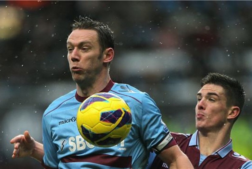 Kevin Nolan (kiri), pemain West Ham United, berebut bola dengan pemain Aston Villa, Ciaran Clark, di laga Liga Primer Inggris di Villa Park. 