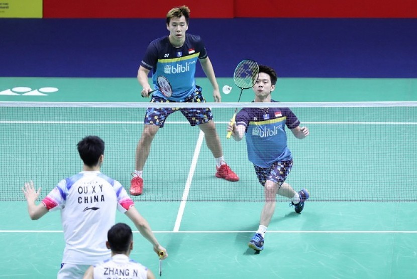 Kevin Sanjaya Sukamuljo (memukul bola) dan Marcus Fernaldi Gideon.