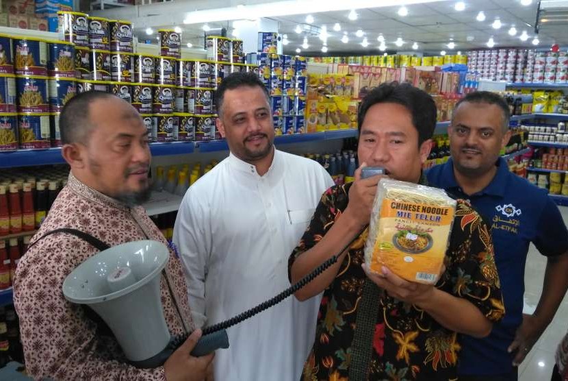  Key Account Manager PT Syamil al-Katiri Abdul Halim menjelaskan penjualan produk Indonesia di Arab Saudi di Kakiyah Makkah beberapa waktu lalu. Pengusaha Arab Adil Qasim berbaju putih berdiri di sampingnya.