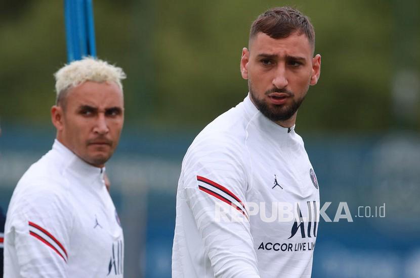 Dua kiper Paris Saint-Germain (PSG) Keylor Navas (kiri) dan Gianluigi Donnarumma (kanan).