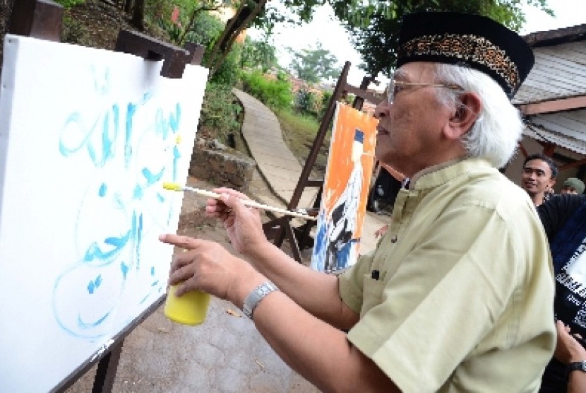 KH A Mustofa Bisri (Gus Mus) melukis kaligrafi pada pembukaan pameran lukisan dan puisi 'Lima Rukun' di Studio Jeihan, Jl Padasuka, Kota Bandung, Sabtu (28/9). 