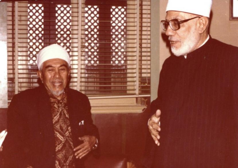 KH Abdullah bin Nuh (kiri) bersama Grand Syekh Al Azhar Mesir Syekh Abdurrahman Baishor