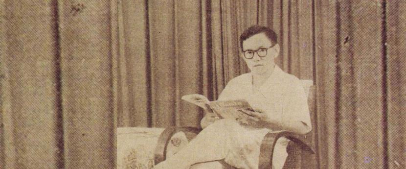 KH Abdurrahman Wahid (Gus dur) ketika muda tengah membaca.