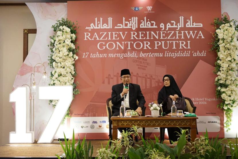 KH Ahmad Hidayatullah Zarkasyi dan Ustazah Nihayah Achwan.