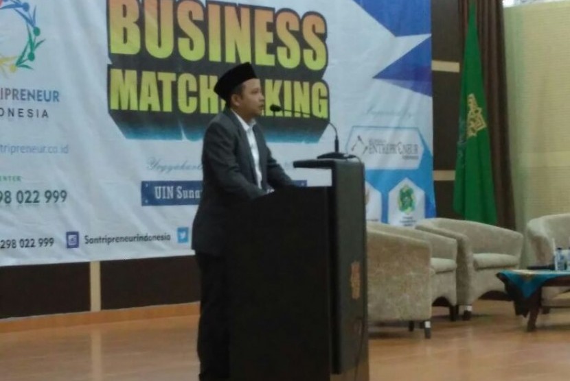 KH Ahmad Sugeng Utomo memberikan sambutan pada  seminar nasional 