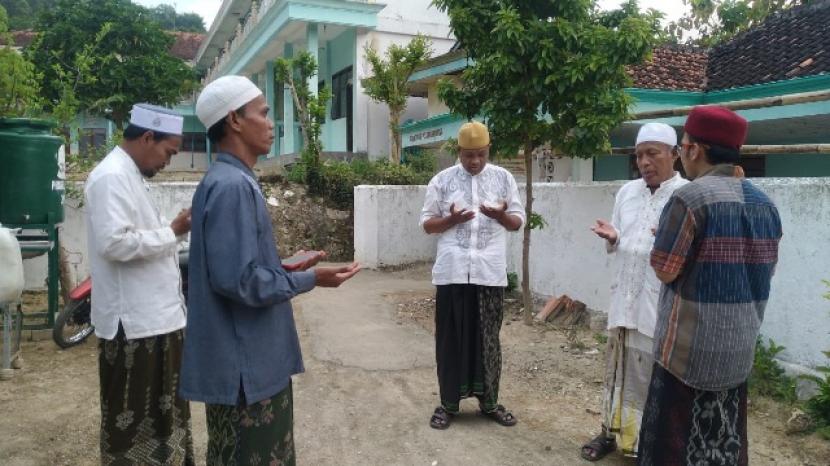 Almarhum KH Anwari Ahsan (kedua dari kanan) dikenal sebagai sosok kiai kampung yang fokus pendidikan. 