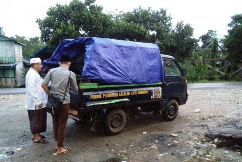 KH Arief Setiawan meninggalkan Kampung Muara Siram menuju tempat lainnya dalam rangka safari dakwah.