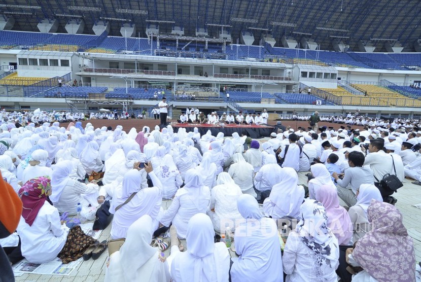 KH Arifin Ilham memimpin doa dengan Gubernur Jabar Ahmad Heryawan saat pelaksanakan Istigosah di Stadion Gelora Bandung Lautan Api (GBLA), Kota Bandung, Jumat (9/9). (Mahmud Muhyidin)