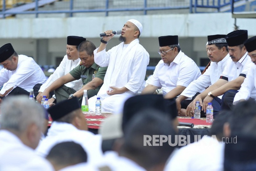 KH Arifin Ilham memimpin doa dengan Gubernur Jabar Ahmad Heryawan saat pelaksanakan Istigosah di Stadion Gelora Bandung Lautan Api (GBLA), Kota Bandung, Jumat (9/9). (Mahmud Muhyidin)