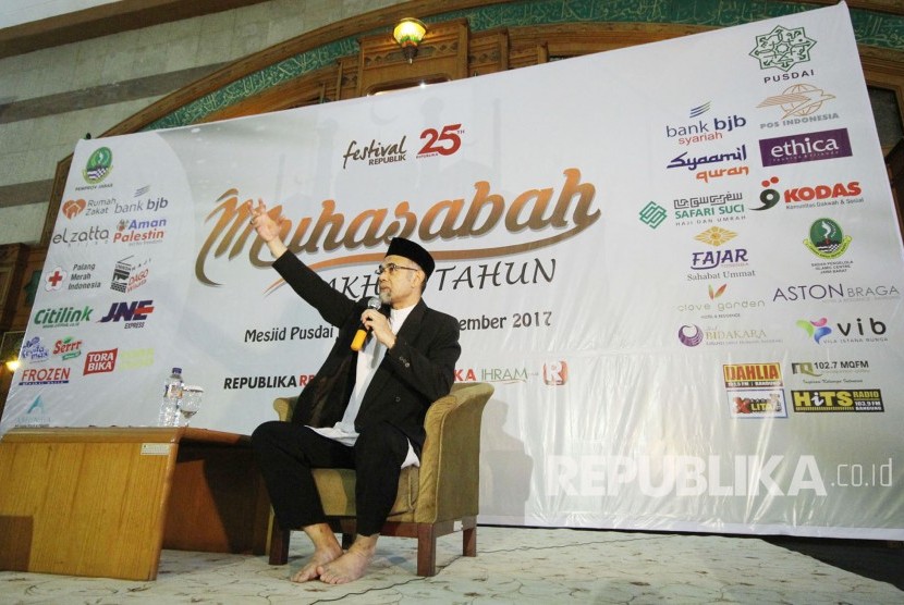 KH Asep Effendi  memberikan tausyah pada acara Muhasabah Akhir Tahun yang digelar Republika Jawa Barat di Masjid Pusdai, Kota Bandung, Ahad (31/12).
