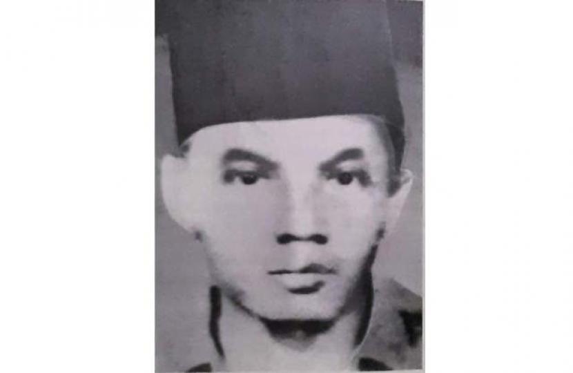 KH Asyiq Mukri. KH Asyiq Mukri dikenal sebagai pejuang di Pulau Bawean bahkan hingga Singapura 