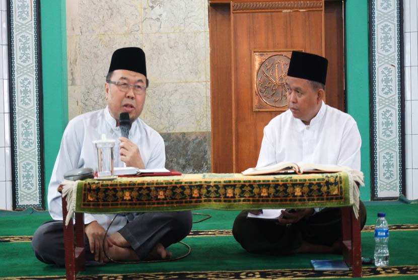 KH Didin Hafidhuddin (kiri) saat mengisi salah satu pengajian guru dan karyawan Sekolah Bosowa Bina Insani (SBBI) Bogor, Jawa Barat..