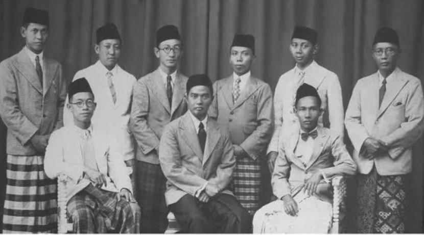 KH Faried Maruf Ungkap Alasan Kemunduran Umat Islam. KH Faried Maruf (duduk paling kiri) bersama Hoofd Bestuur Muhammadiyah. KH Faried Maruf, adalah putra Kauman, Yogyakarta lahir 25 Maret 1908. Pada 1933 dia telah duduk sebagai anggota Pimpinan Pusat Muhammadiyah sampai 1969.