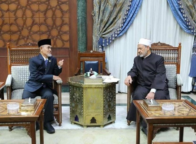 KH Hasan Abdullah Sahal bersama Grand Syekh Al Azhar