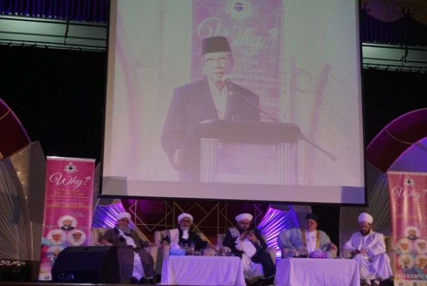 KH Hasyim Muzadi saat berorasi dalam Nusantara Bersatu, Kupang, NTT, Rabu (30/11)