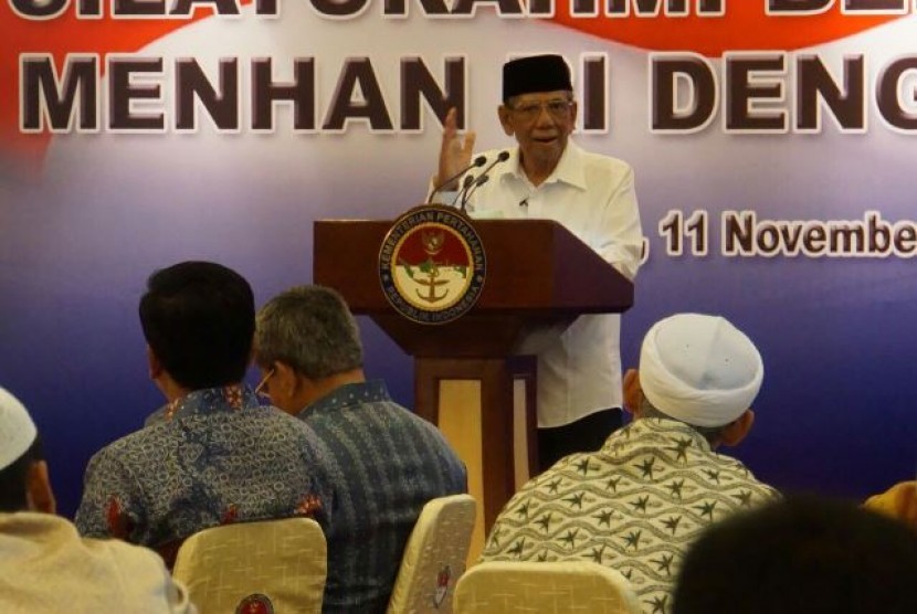 KH Hasyim Muzadi memberi pengarahan kepada ulama  di depan para alim ulama di Aula Bhinneka Tunggal Ika, Kemenhan, Jumat (11/11) 