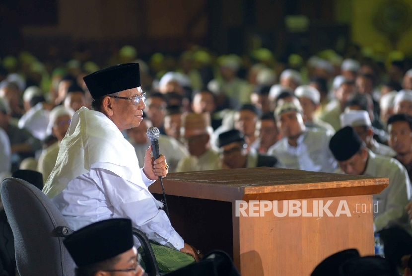 KH. Hasyim Muzadi memberikan tausiyah dalam acara Dzikir Nasional 2014 di Masjid At-Tin, Jakarta.