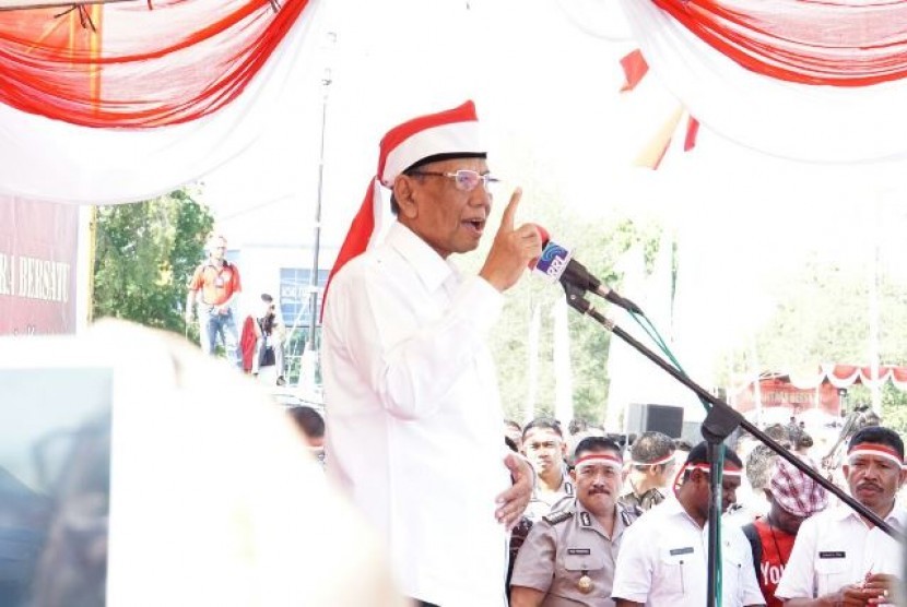 KH Hasyim Muzadi saat berorasi dalam Nusantara Bersatu, Kupang, NTT, Rabu (30/11)