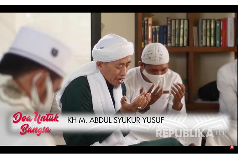 KH M Abdul Syukur Yusuf memimpin zikir bersama pada acara Doa Untuk Bangsa yang digelar secara virtual oleh Republika, Kamis (31/12) malam.