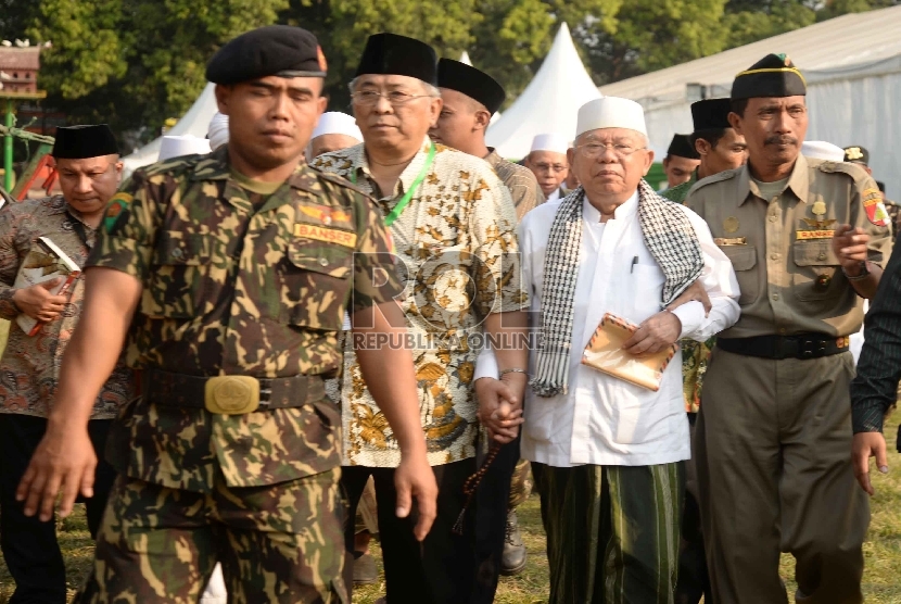 KH Ma'ruf Amin berjalan keluar ruang sidang pleno Muktamar NU ke-33 di Alun-alun Jombang, Jatim (5/8).