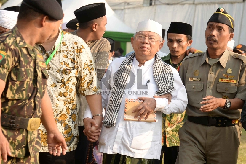 KH Ma'ruf Amin berjalan keluar ruang sidang pleno Muktamar NU ke-33 di Alun-alun Jombang, Rabu, Jatim (5/8).  (Republika/Yasin Habibi)