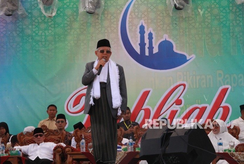  KH. Ma'ruf Amin. Cawapres nomor urut 01 K.H. Ma'ruf Amin menyampaikan sambutan saat menghadiri Tabligh Akbar di Mandailing Natal, Sumatera Utara, Senin (11/3/2019). 